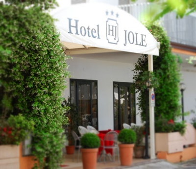 Das Hotel JOLE ist nur wenige Schritte vom breitesten und lebhaftesten Strand der ganzen Adriaküste...